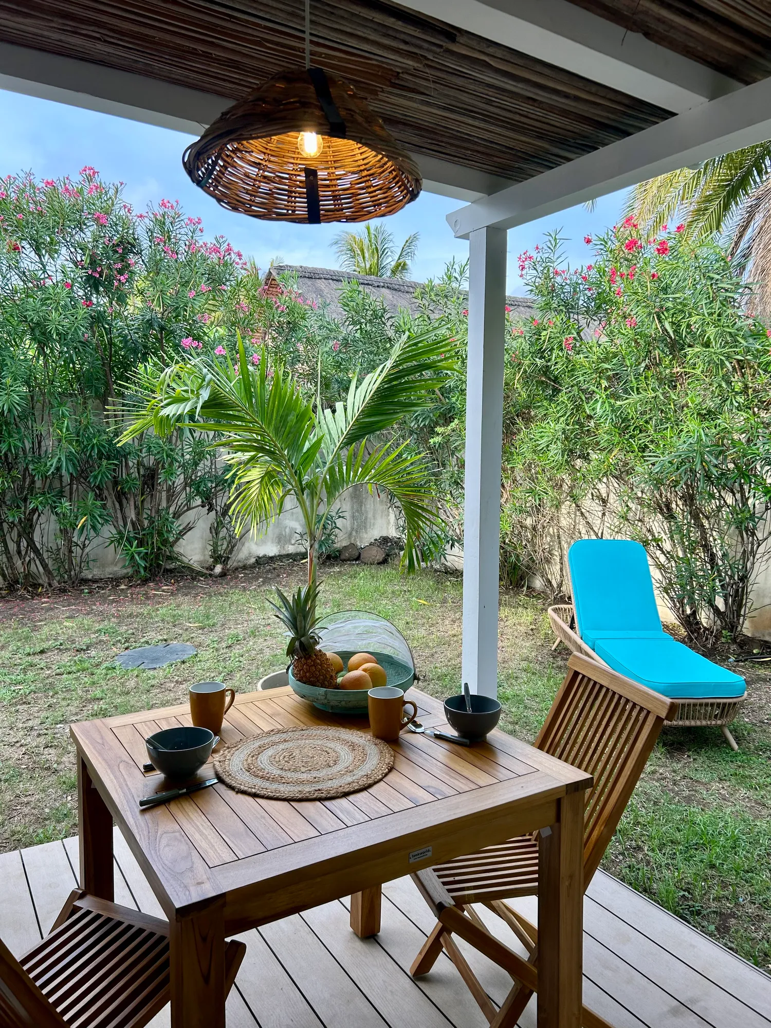Terrasse ombragée et fruits frais côté jardin