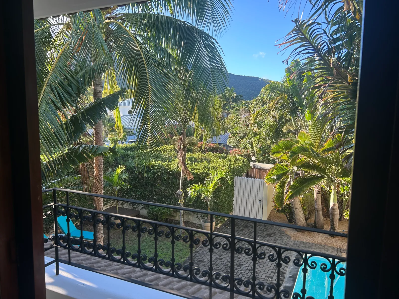 Balcon privé avec vue sur la piscine