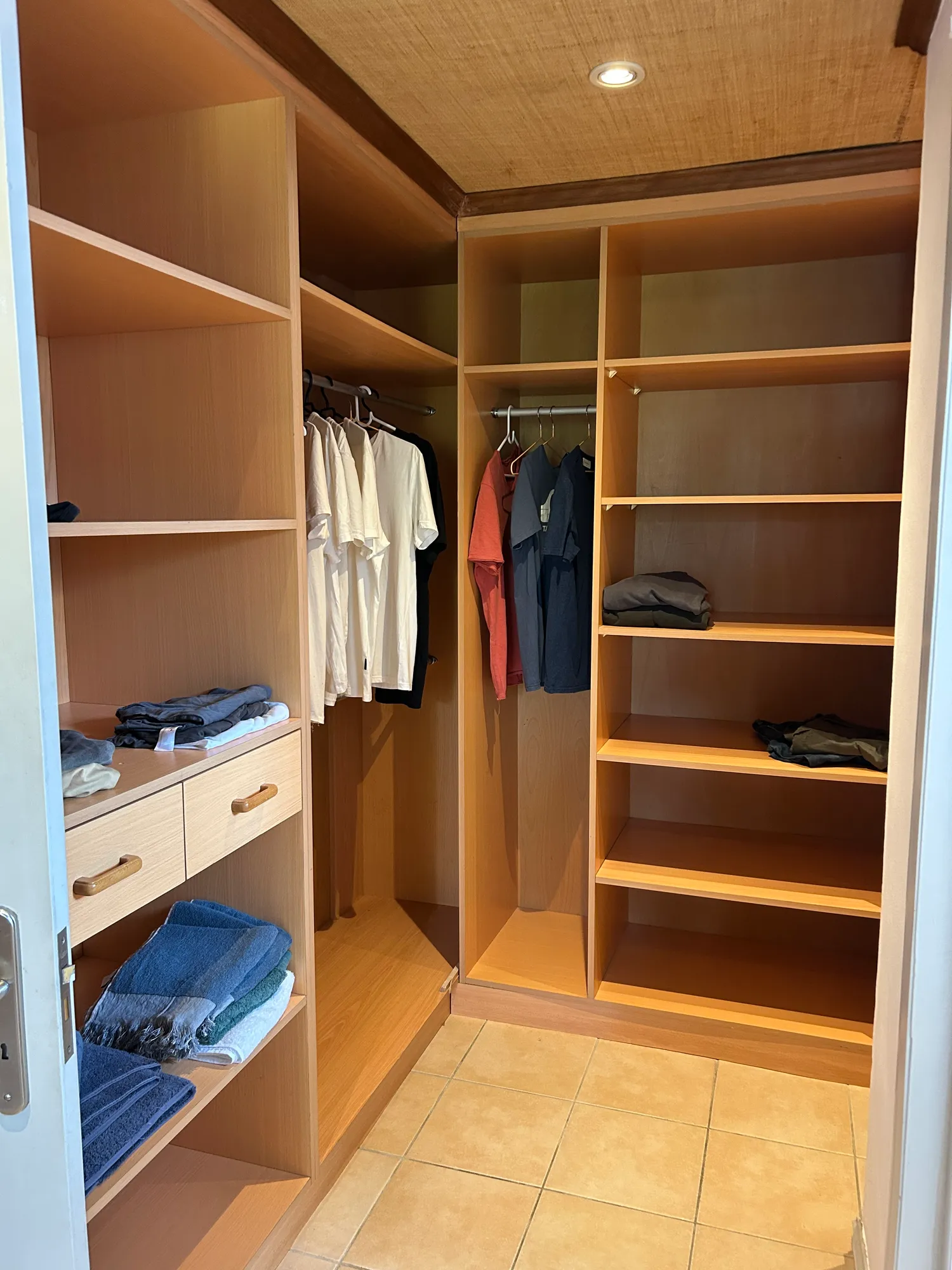 Dressing en bois de la suite