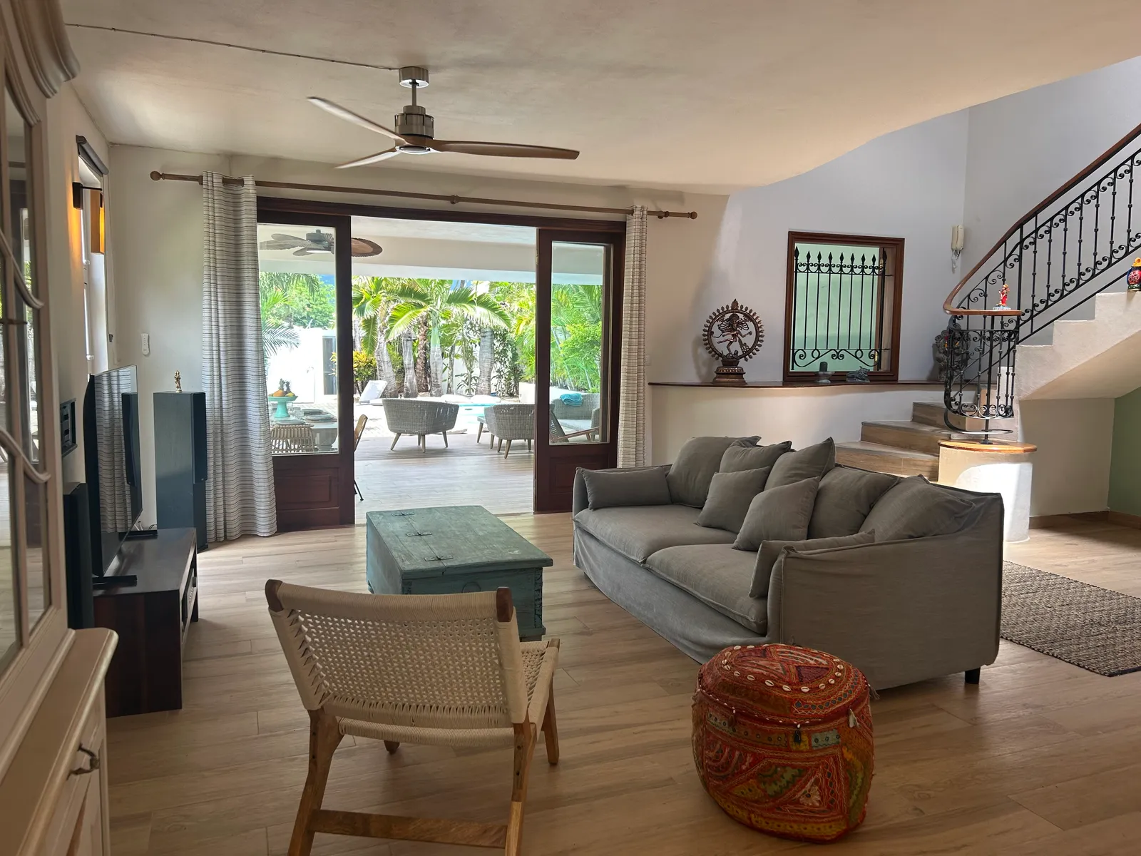 Salon ouvert sur la terrasse et la piscine